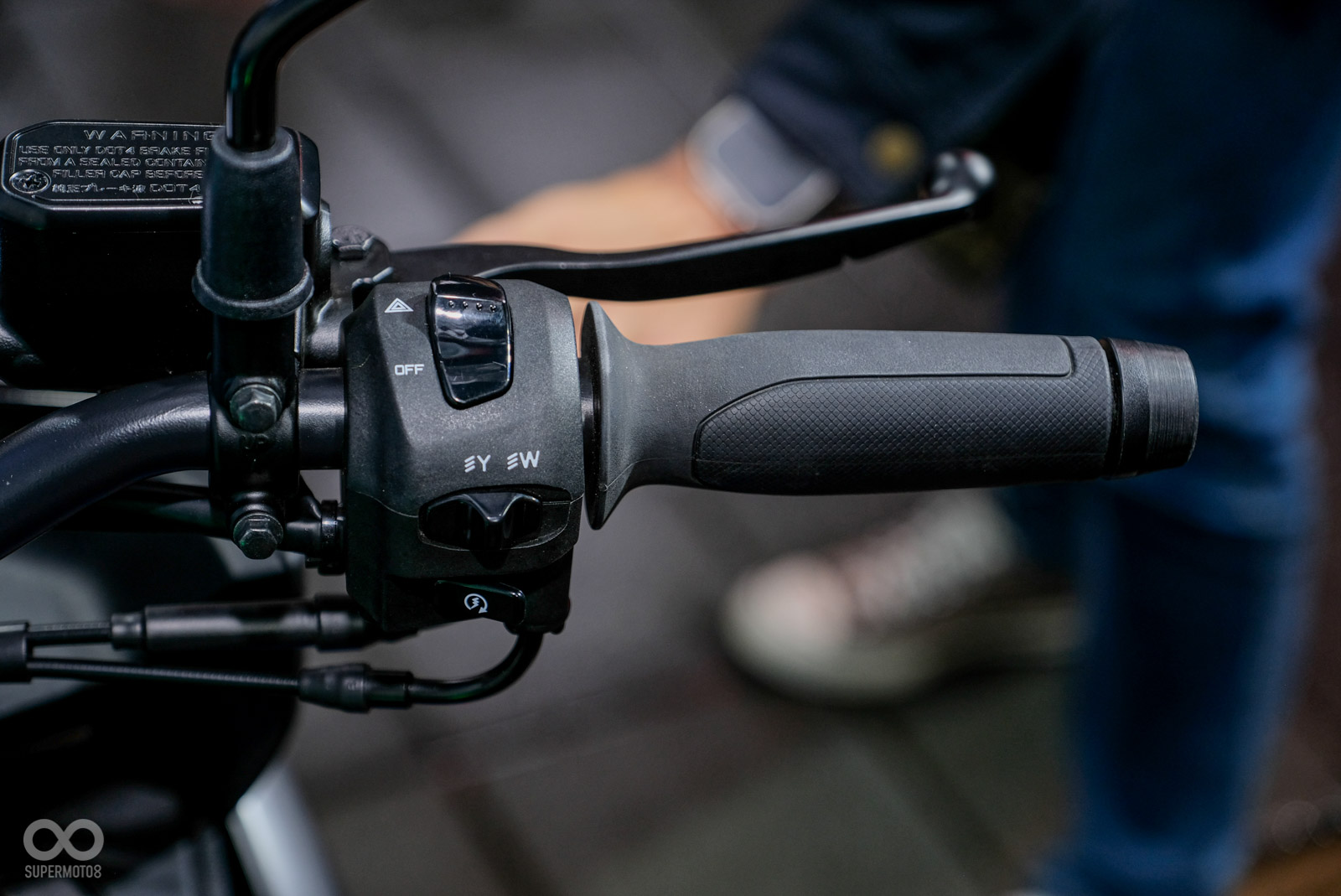 頭燈色溫可透過把手開關切換，不過切換需熄火