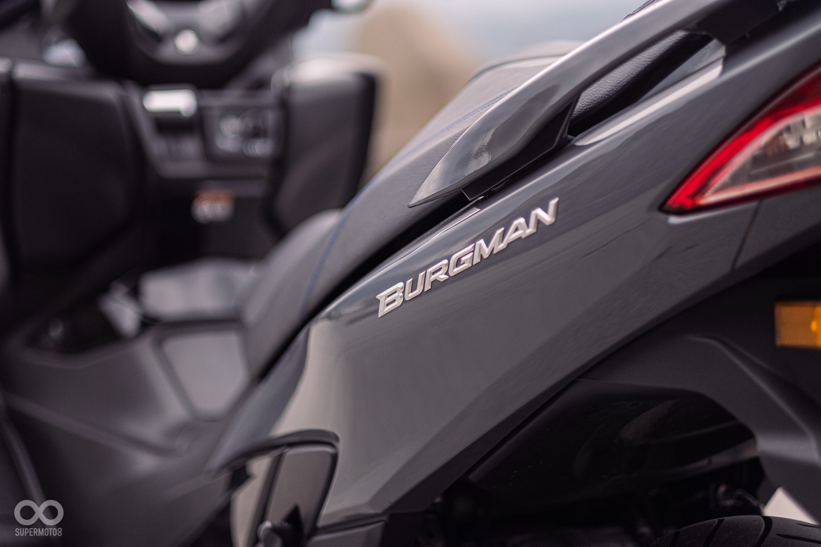 車身側面有大大的BURGMAN字樣