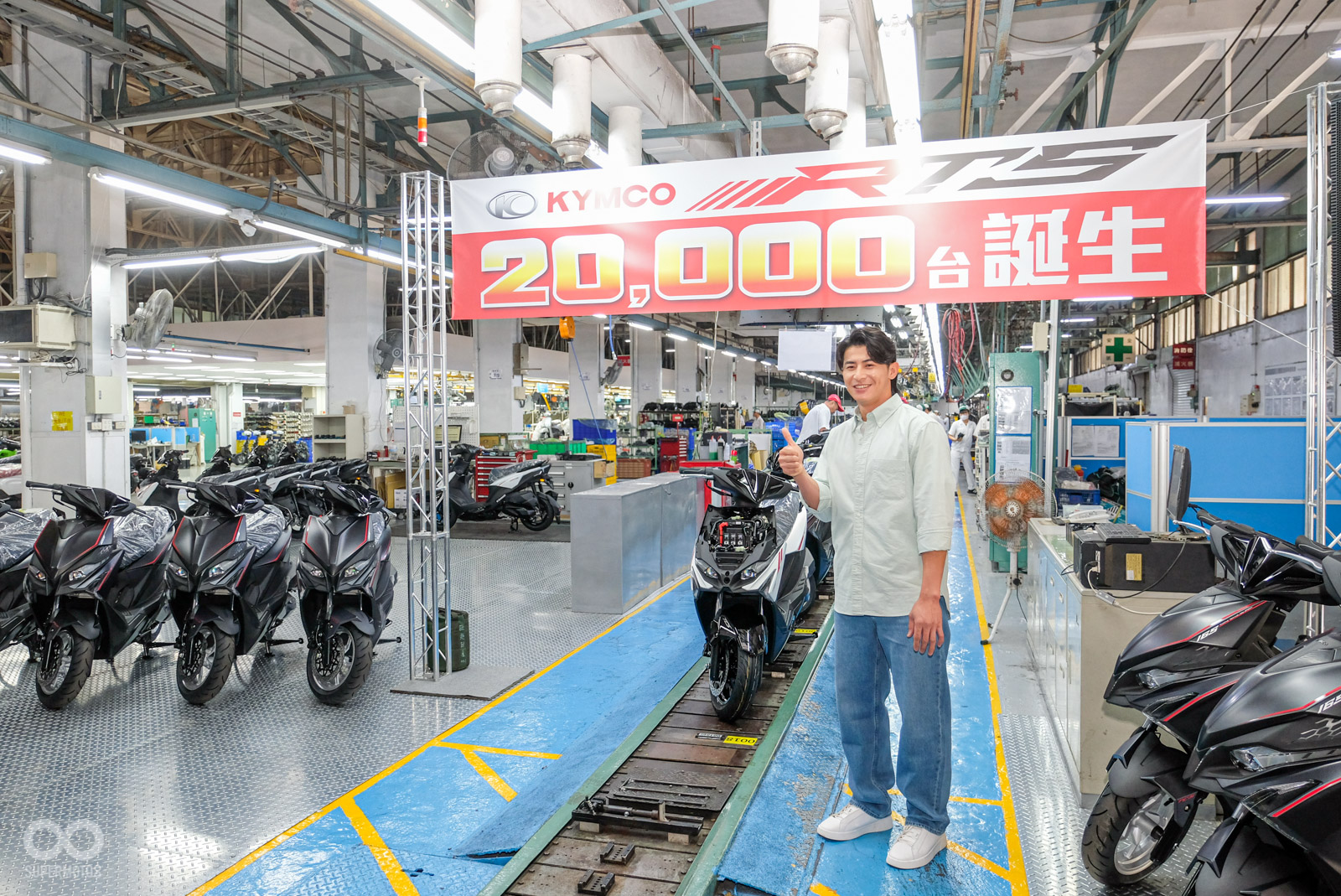 人氣球星陳傑憲 再度來到光陽,見證 RTS 家族2萬台組裝完成。並以學長身份出席公益活動