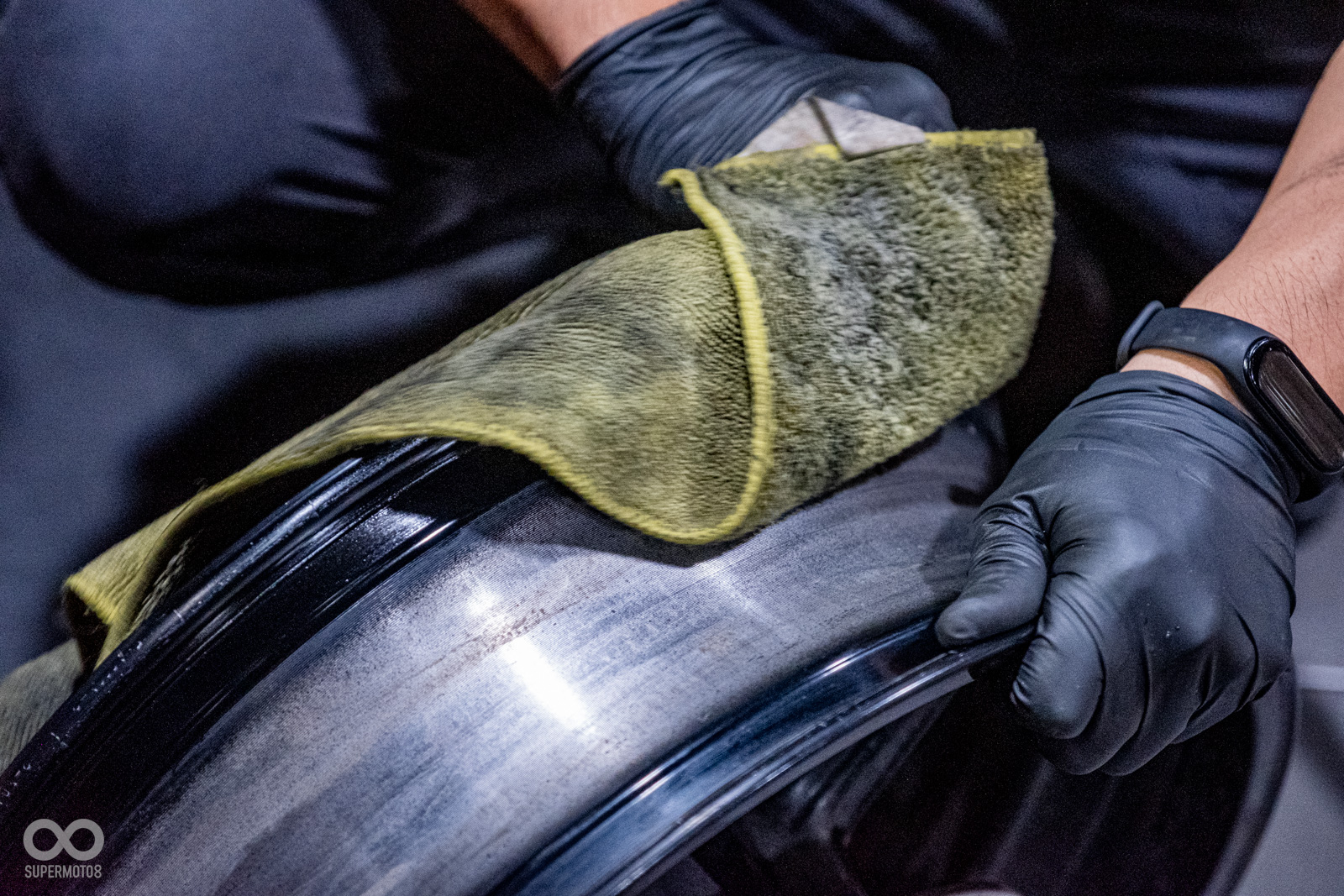 甚至會幫顧客進行輪框的清潔,確保新換上的輪胎有最佳的表現