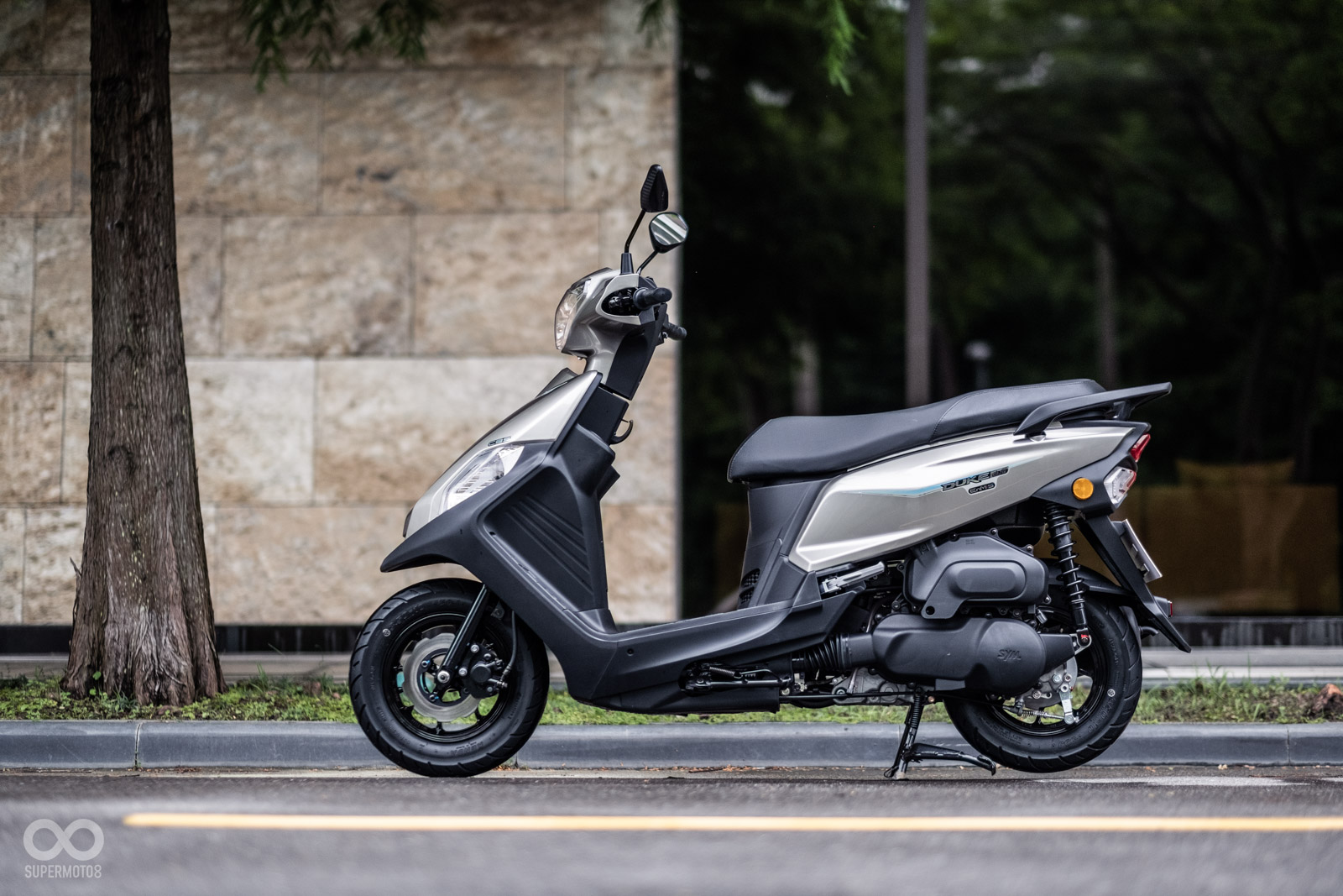 車身中段側面向外擴張，更有壯碩感