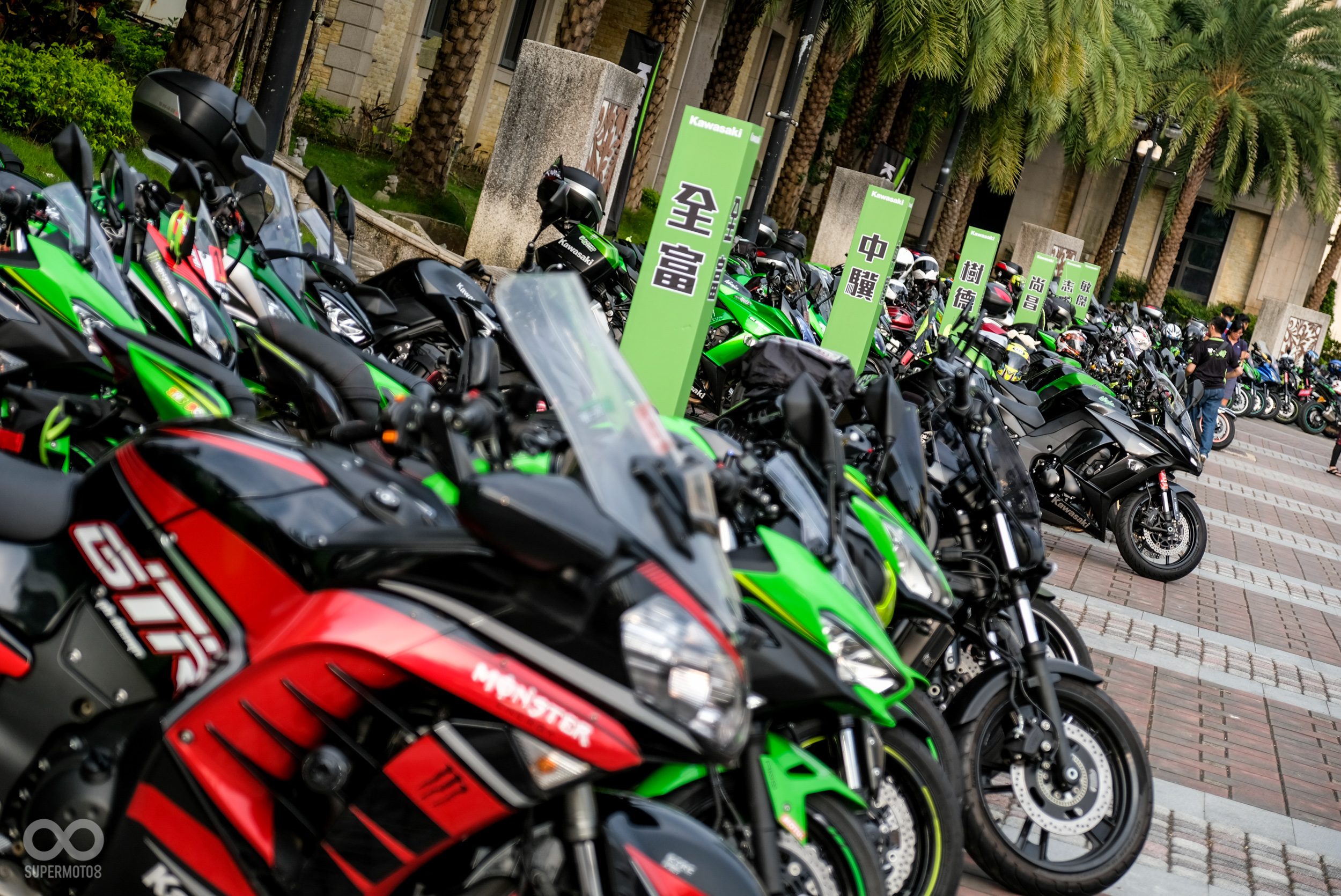 活動現場也被KAWASAKI的車款塞滿，一眼望去相當壯觀