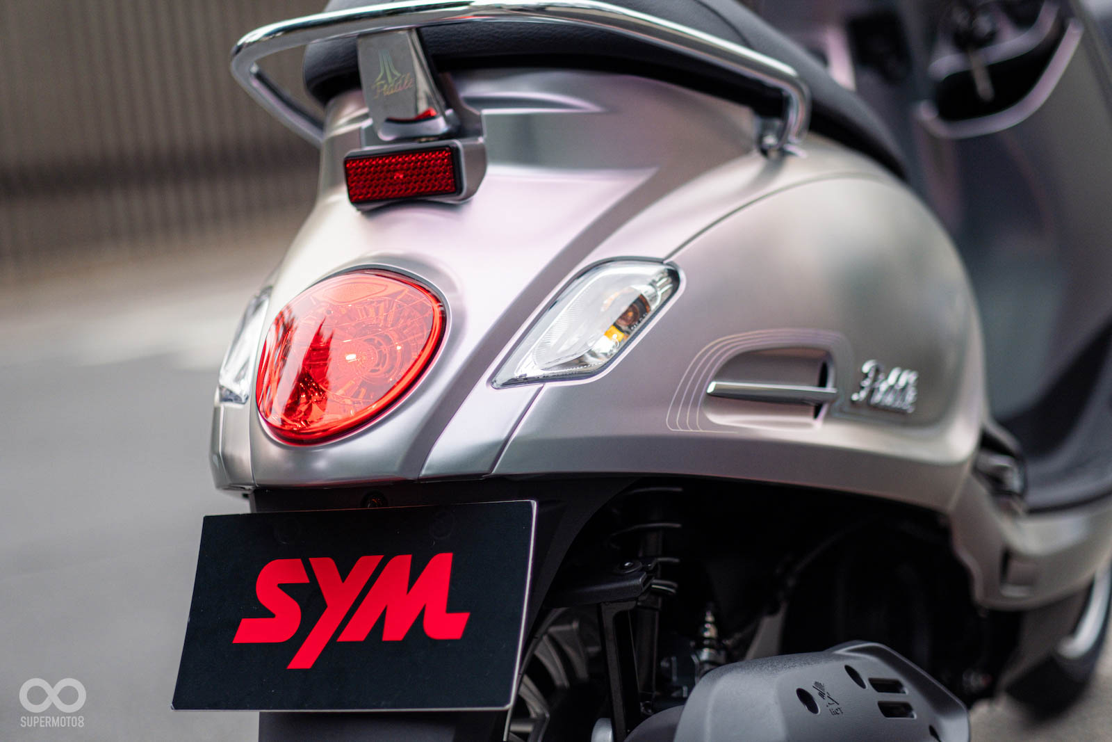 復古亮銀後握把配上圓潤的車尾、尾燈線條