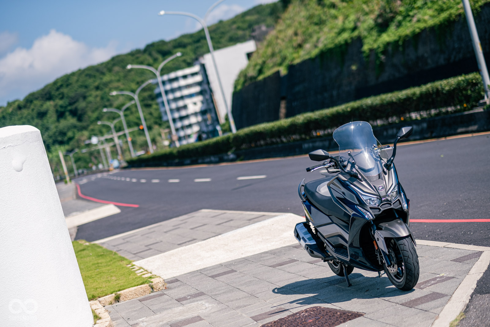 新推出的DTX CT，換上長風鏡、取消鳥嘴、換上前移後照鏡與道路胎，營造更多都會氛圍