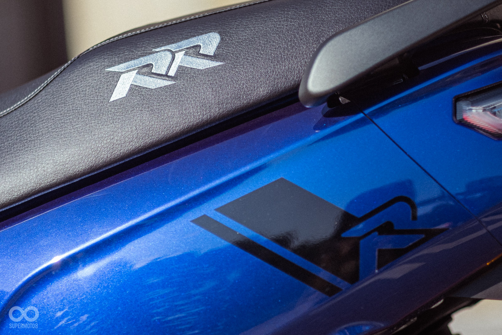 車身上印有R字樣，坐墊上則新增RR電繡