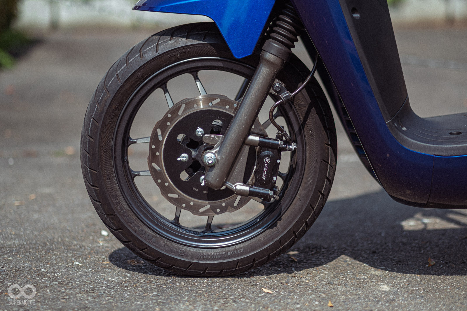 245mm浪花碟，對向四活塞卡鉗