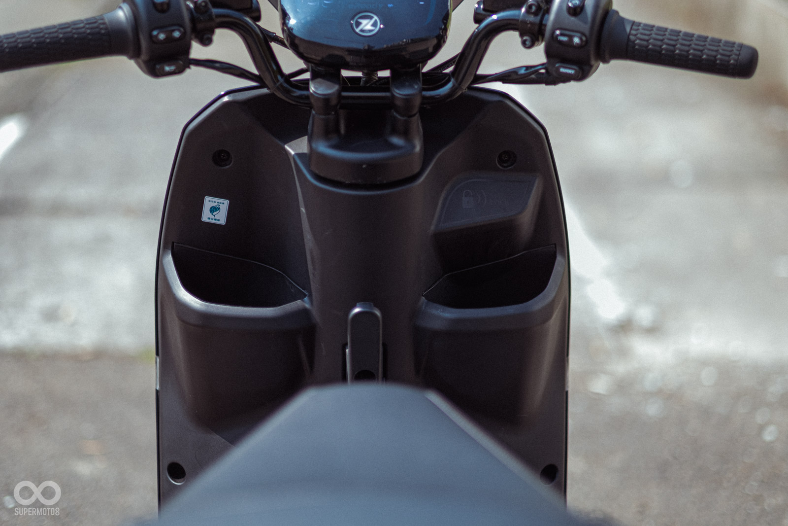 前面板內有雙手套箱空間，中央掛鉤上還有USB 5V 2A充電孔