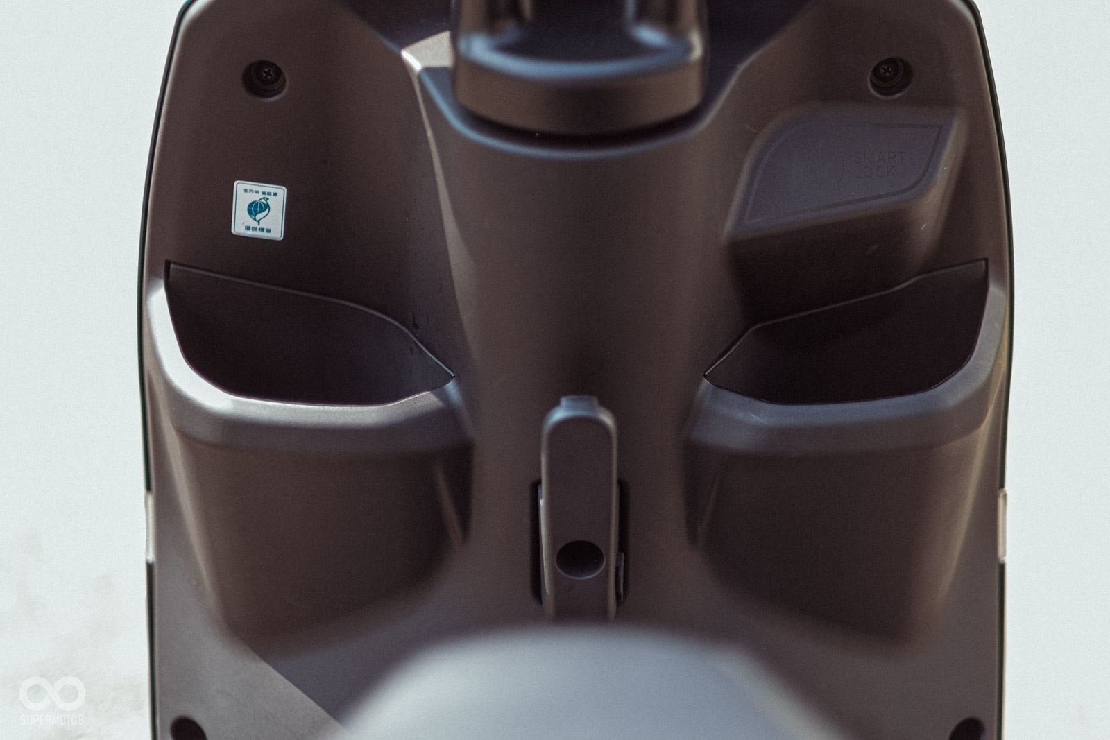 雙手套箱空間，左邊能輕鬆放入700c.c.寶特瓶