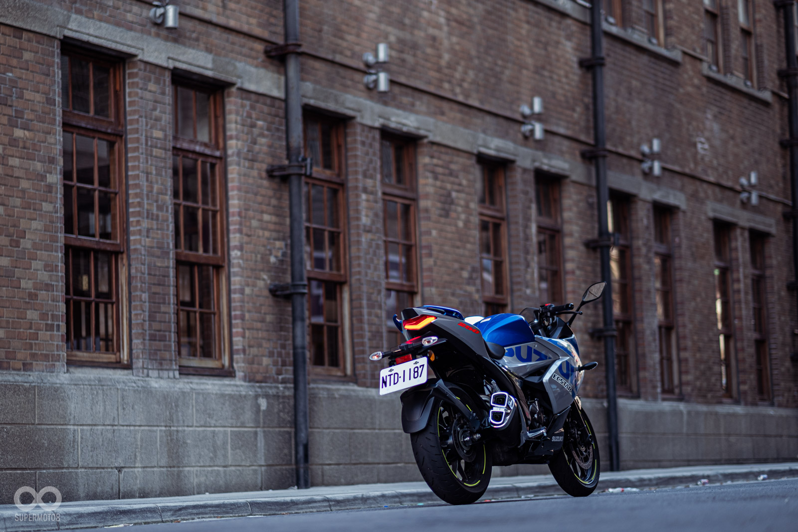 低角度取景,配上後方質感滿分的古蹟建物,與GIXXER SF 250形成一種反差美感