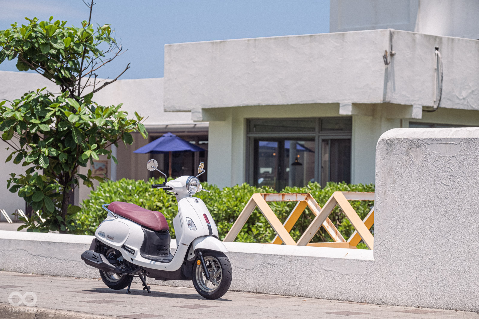 漆上亮眼白牆，有著濃濃地中海韻味的米詩堤極北藍點