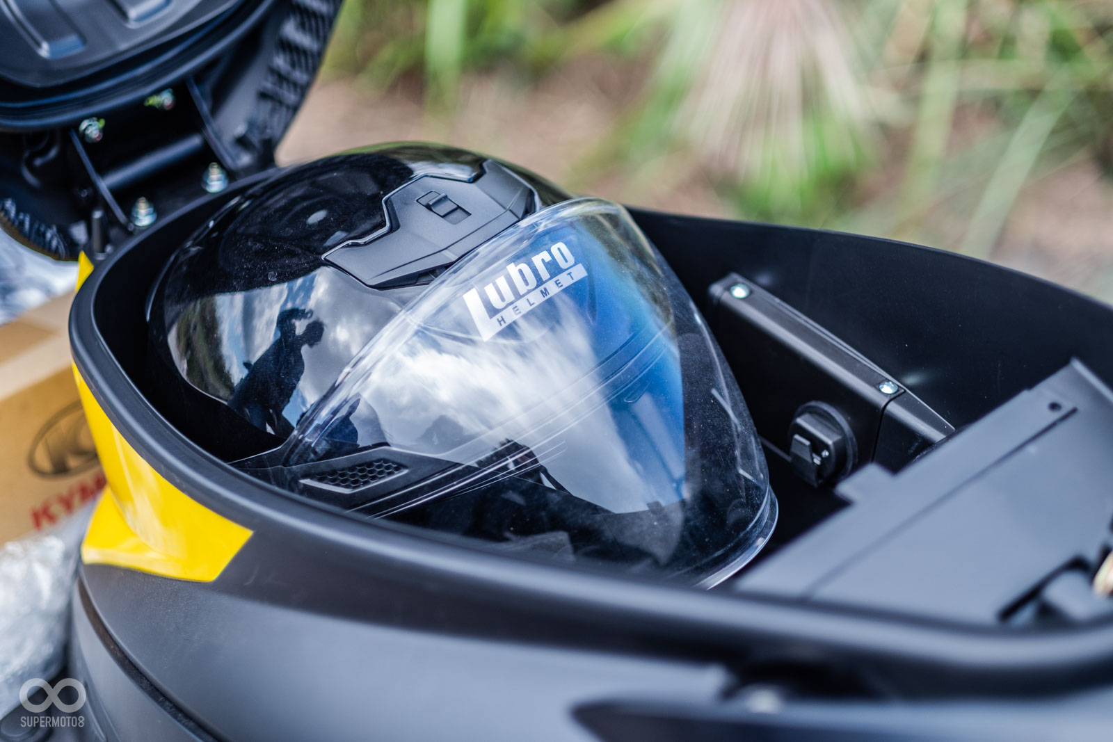 車廂內可放入3/4安全帽,圖中安全帽小壓後可蓋上