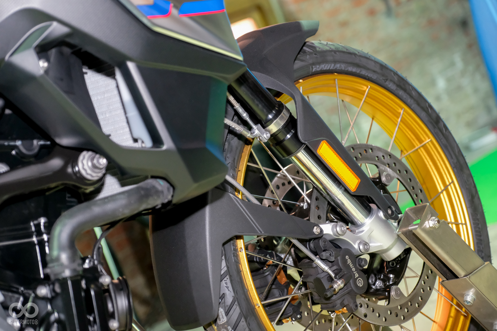 F 850 GS用上了43mm的倒立式前叉,更長的前叉行程也能應付更艱困的地形