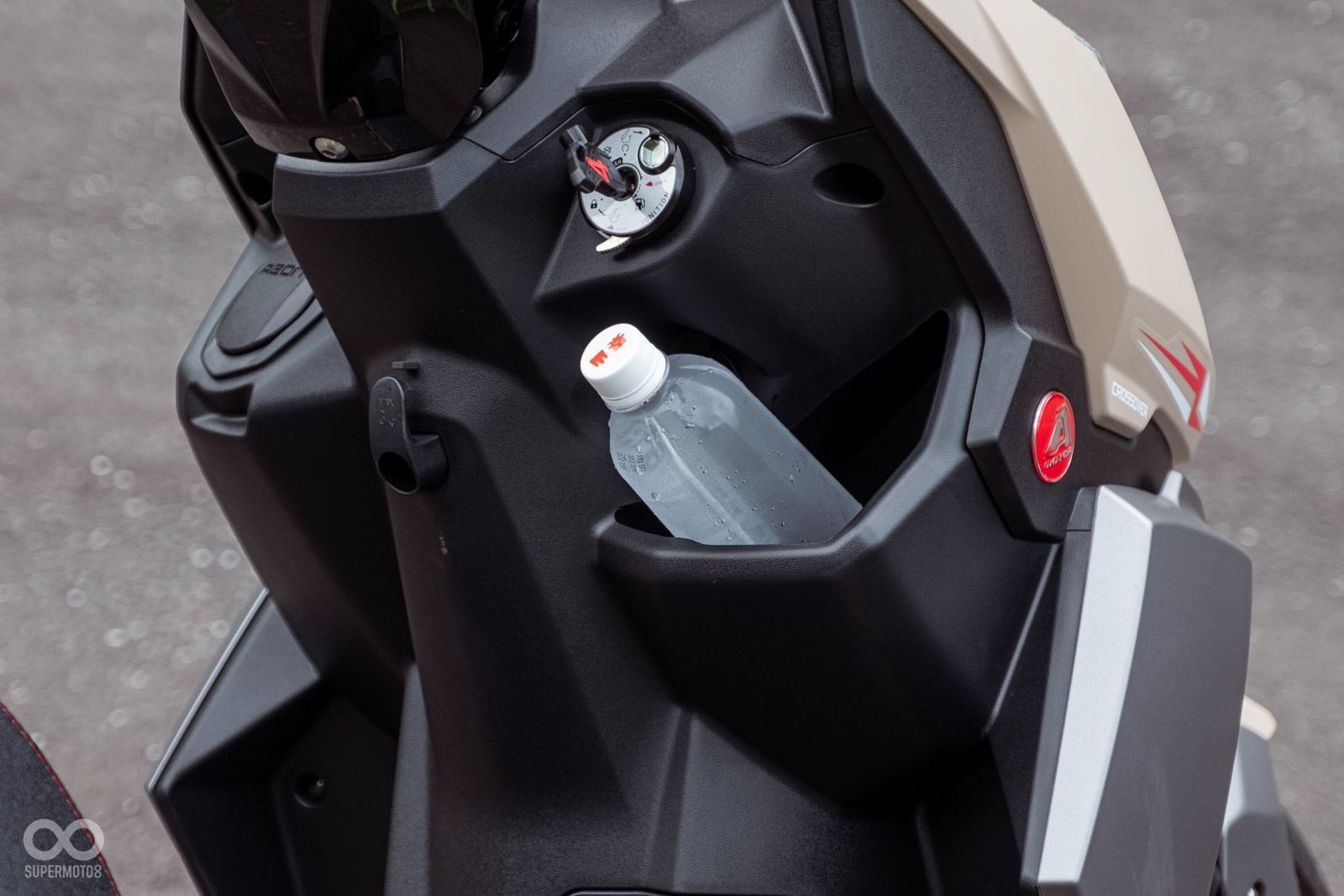 前方仍保有可置放水瓶的手套箱