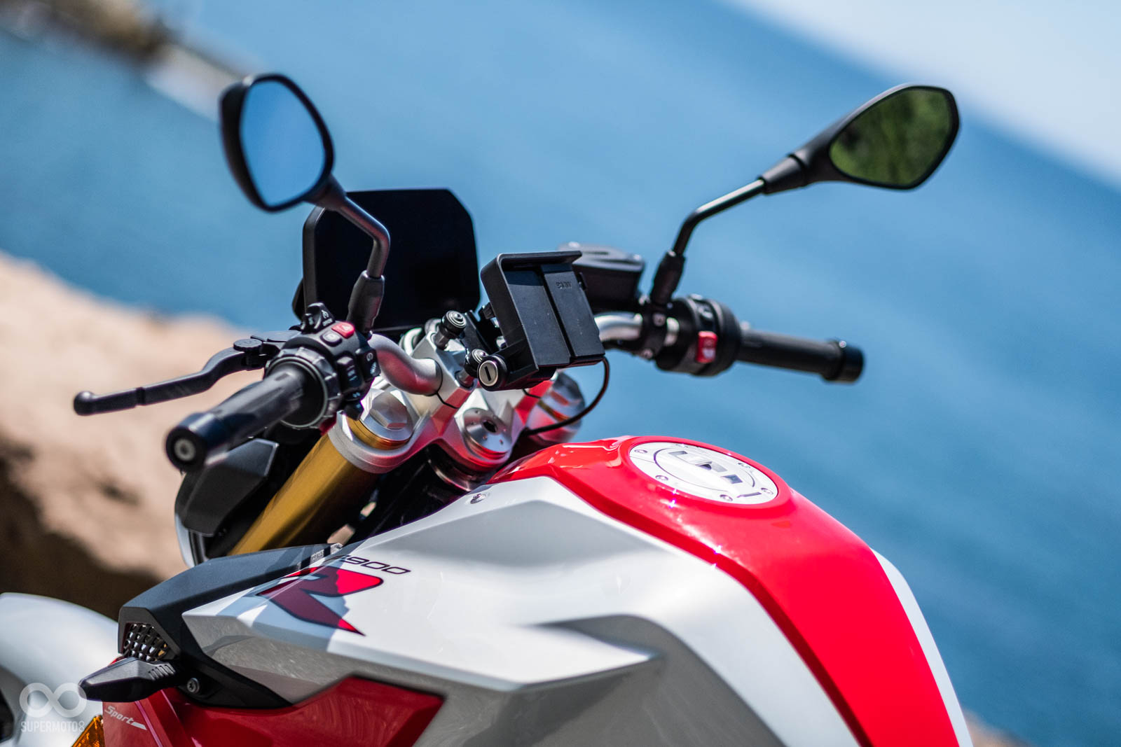 BMW F900R把手較低，配上銳利的油箱線條戰鬥性十足