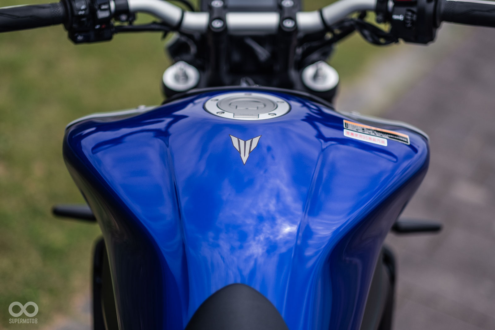 油箱造型壯碩,夾持感優異