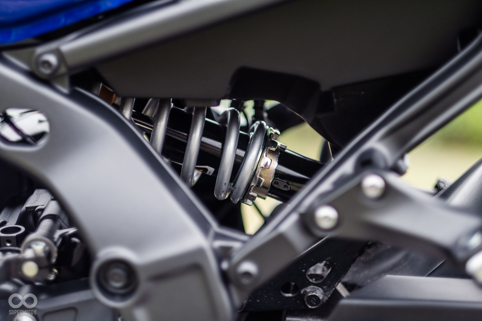 前後避震除了保有可調功能外,也都因應全新車價、引擎動力做出調整