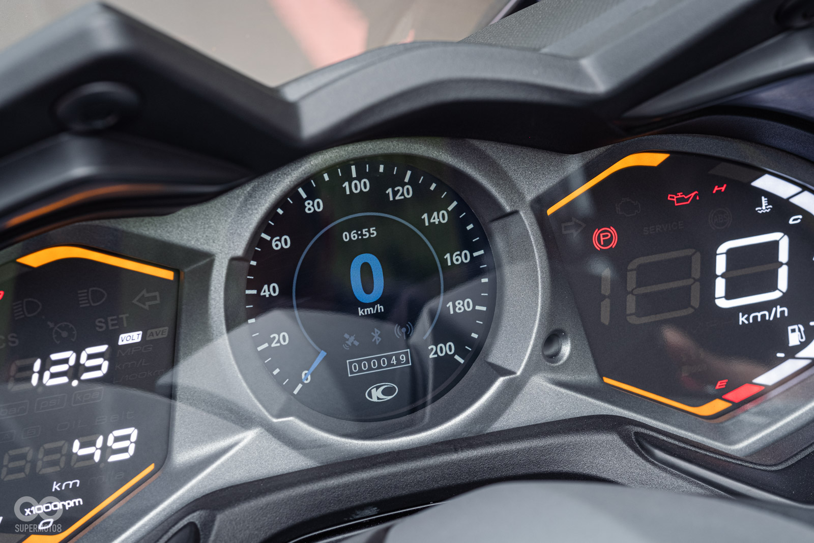 儀表佈局和前一代類似