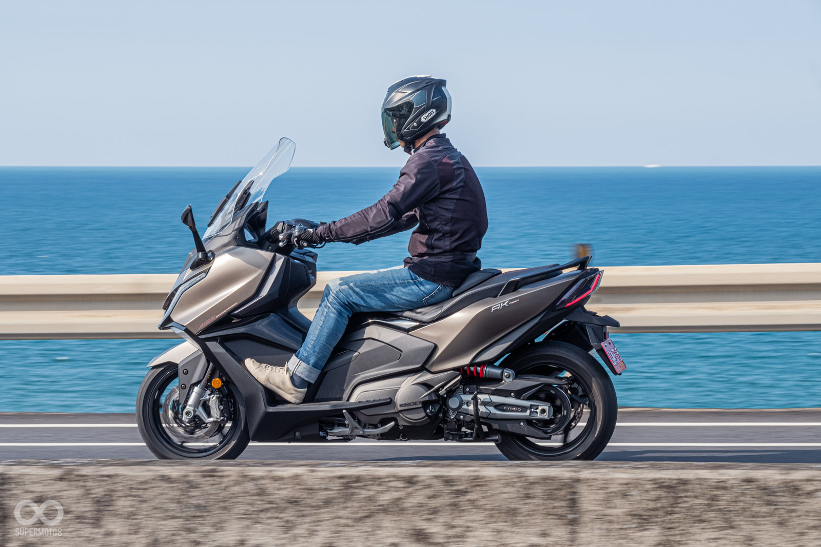 AK550 Premium最有感的升級絕對是電動風鏡的導入