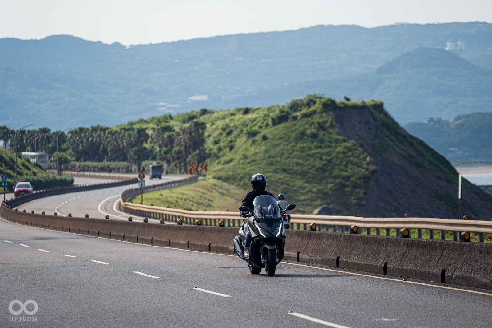 有定速巡航和電動風鏡的加持，騎著AK550能更輕鬆愜意享受美景