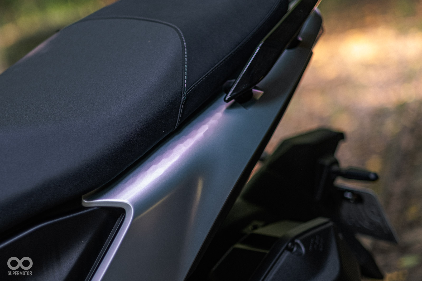 車側的蛇鱗造型點綴相當精緻