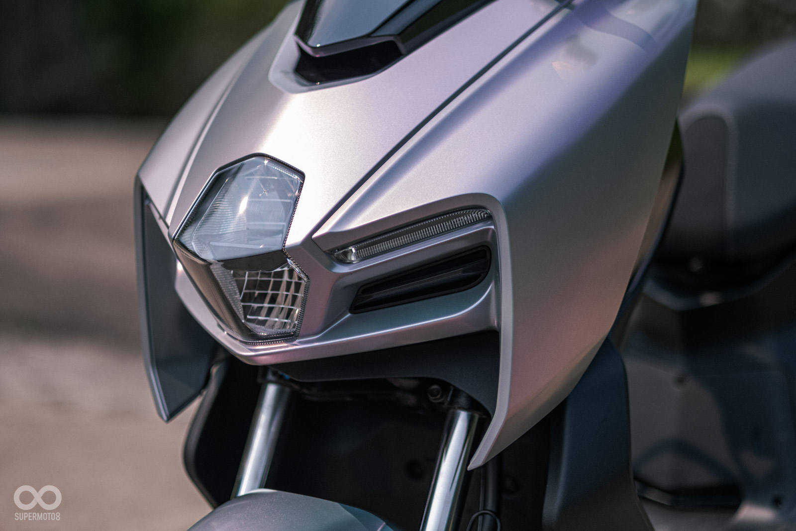 SYM MMBCU 以曼巴作為意象，採用仿生手法設計外觀