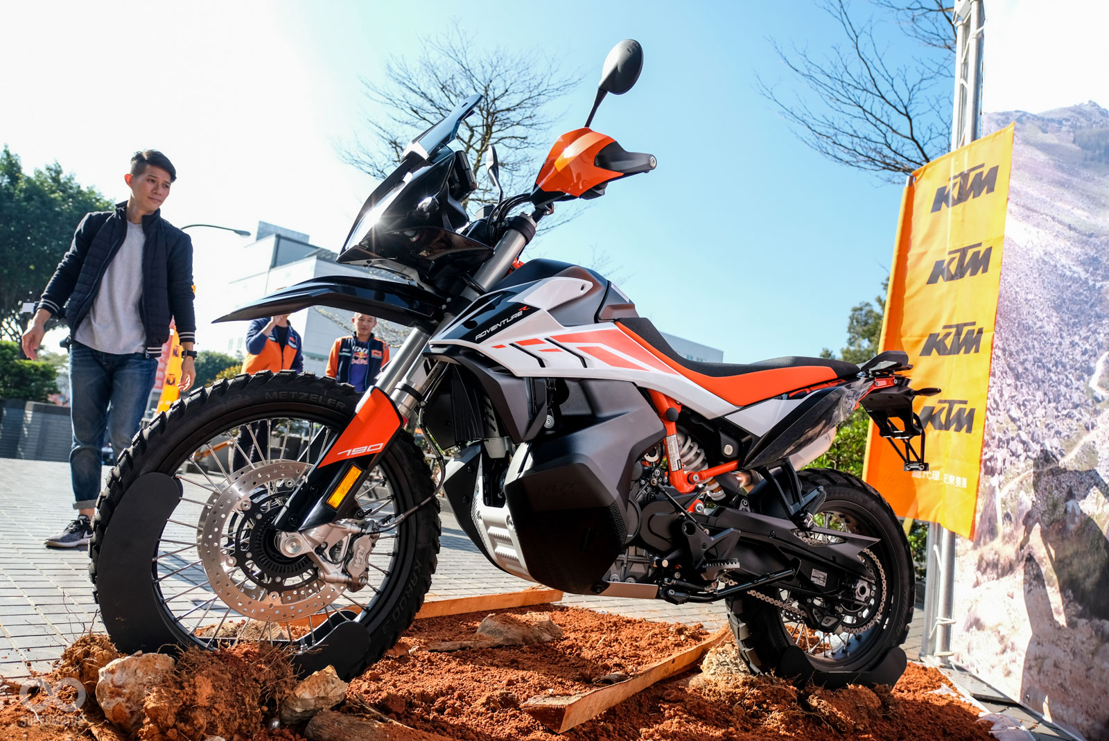 KTM 790 Adventure R定位偏向越野取向,座高也較高