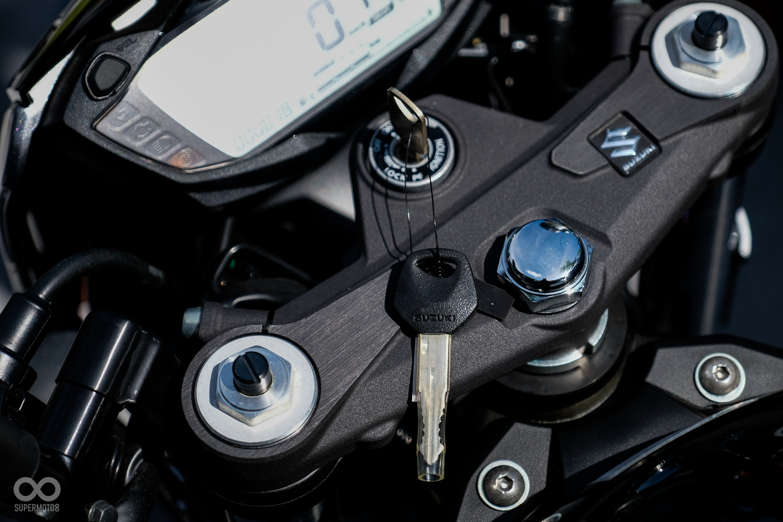 雖然三角台沒有像仿賽車款般偷輕,但是階梯式的造型相當洗鍊