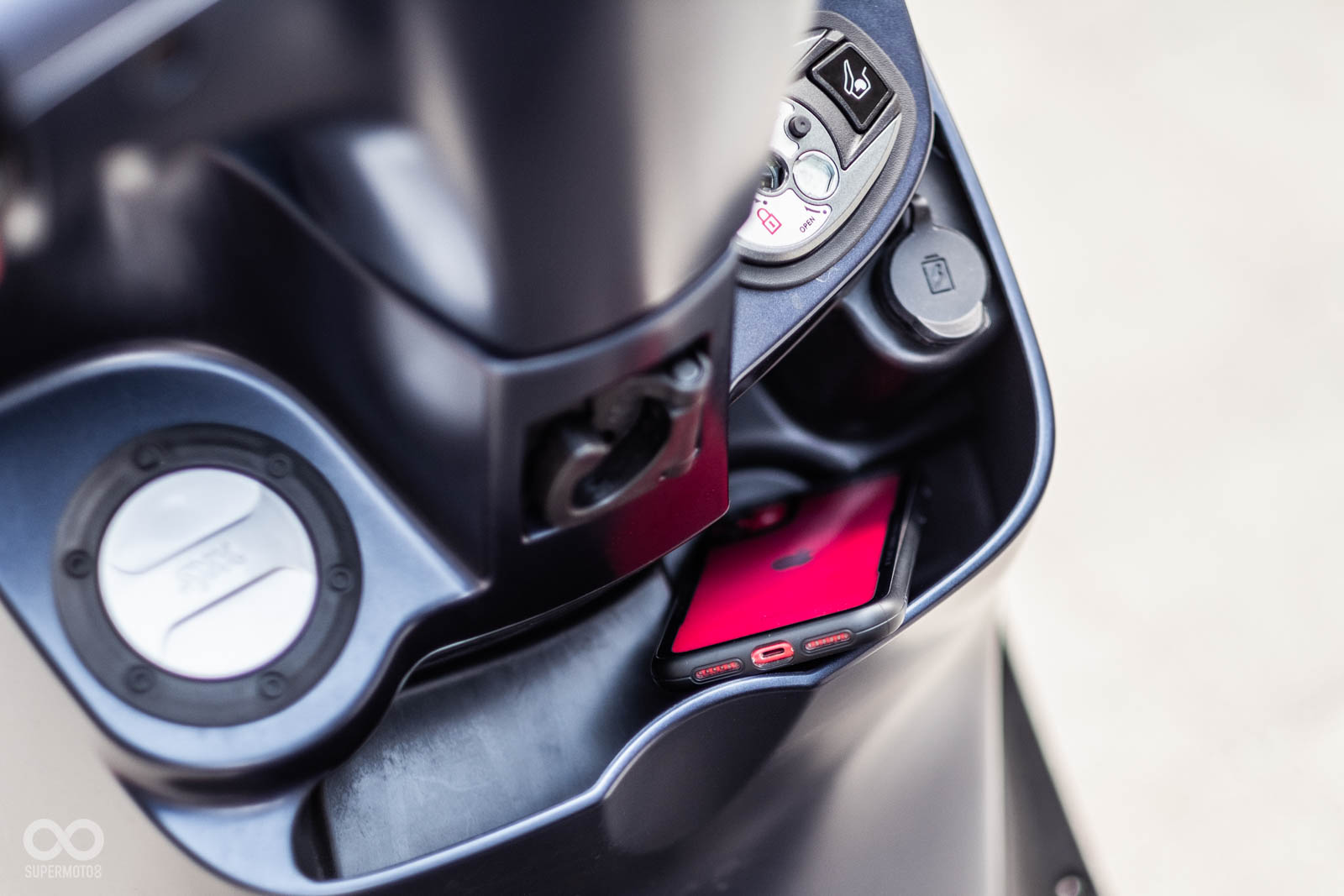 前手套箱設計寬大,官方表示可放入700 c.c.手搖杯。圖中以iPhone 11示意