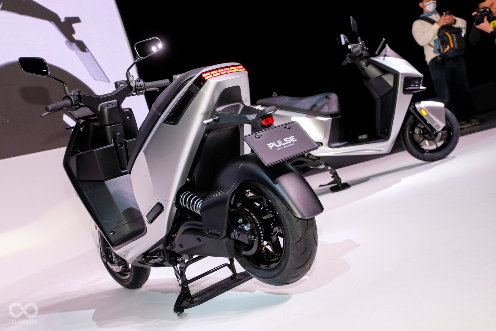 車尾像是被切了一刀,配上矩陣燈具點綴,營造出風味獨特的視覺感受;金屬切削配上高質感烤漆,呈現出相當獨特的運動氛圍