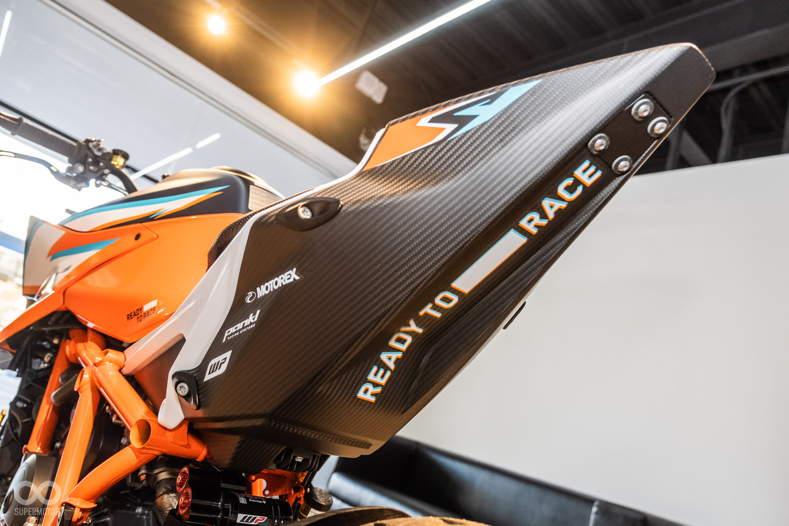 該展示車換上原廠附贈賽道套件，包含移除後照鏡、牌照假，更換可調拉桿、護弓