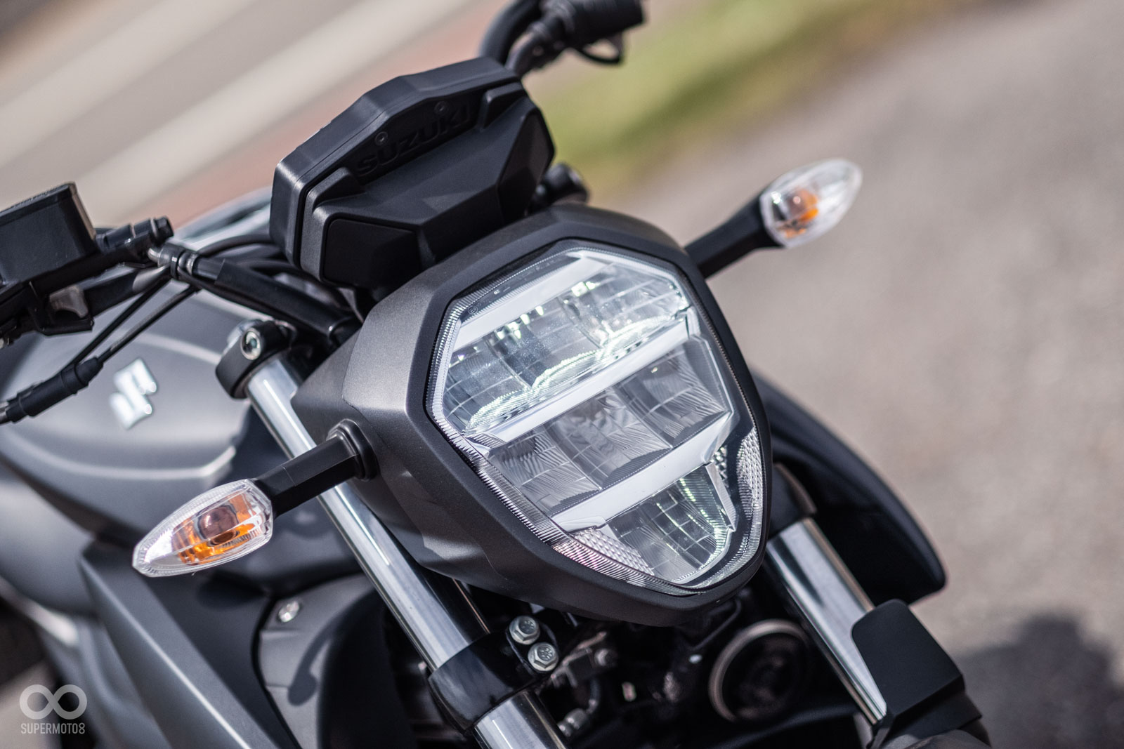 盾牌狀的標準街車外觀,仔細看頭燈左右下角還有類似獠牙的造型點綴