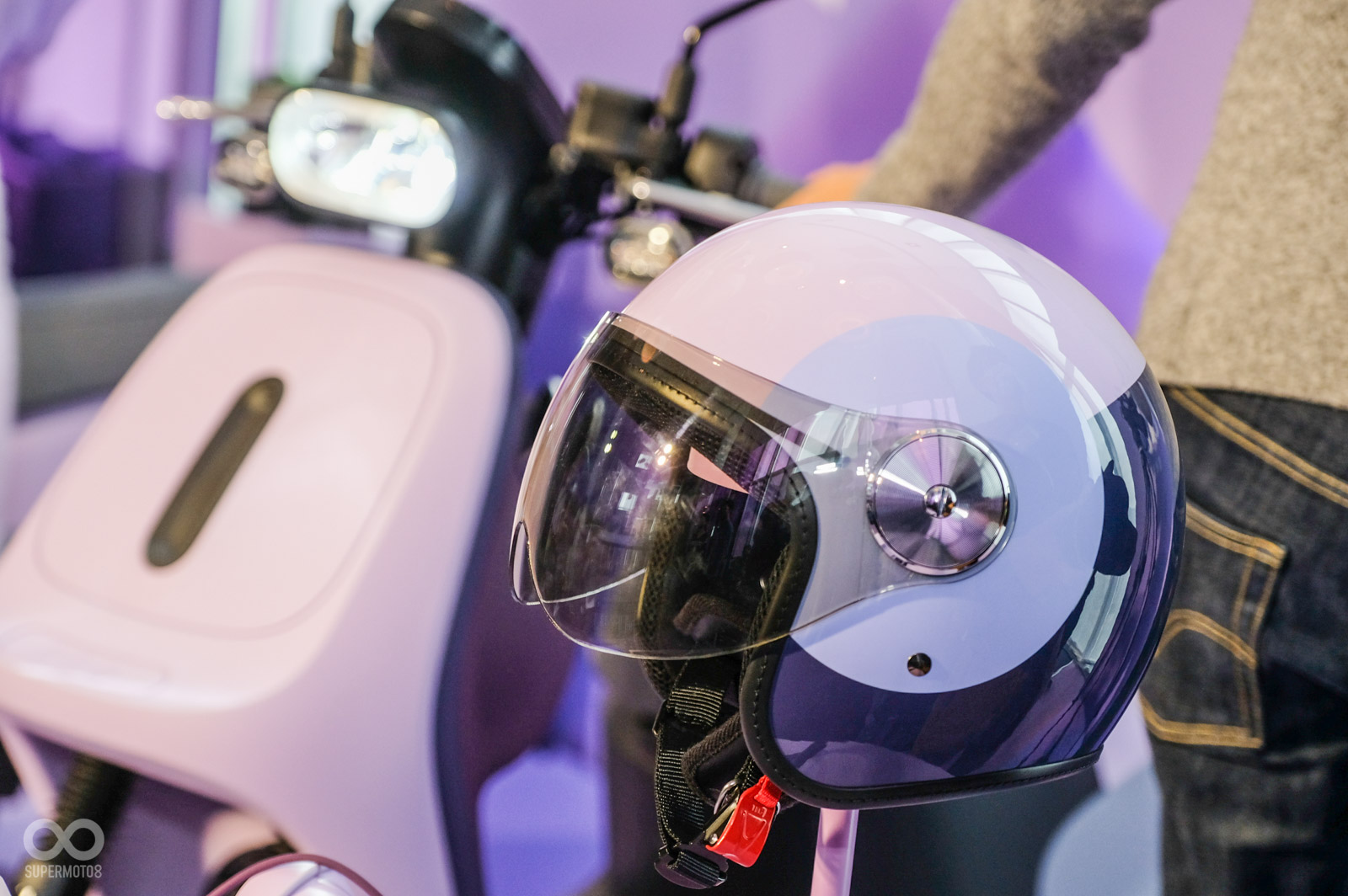 Gogoro VIVA MIX 靈魂紫限定版標配Y架、專屬安全帽