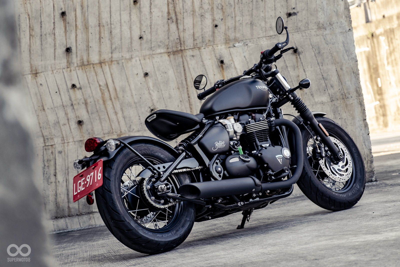 全車黑化，完整呼應Black副車名之意