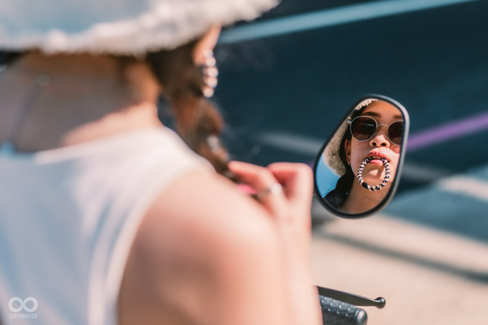 後照鏡的可調設定，讓你停車補妝更方便