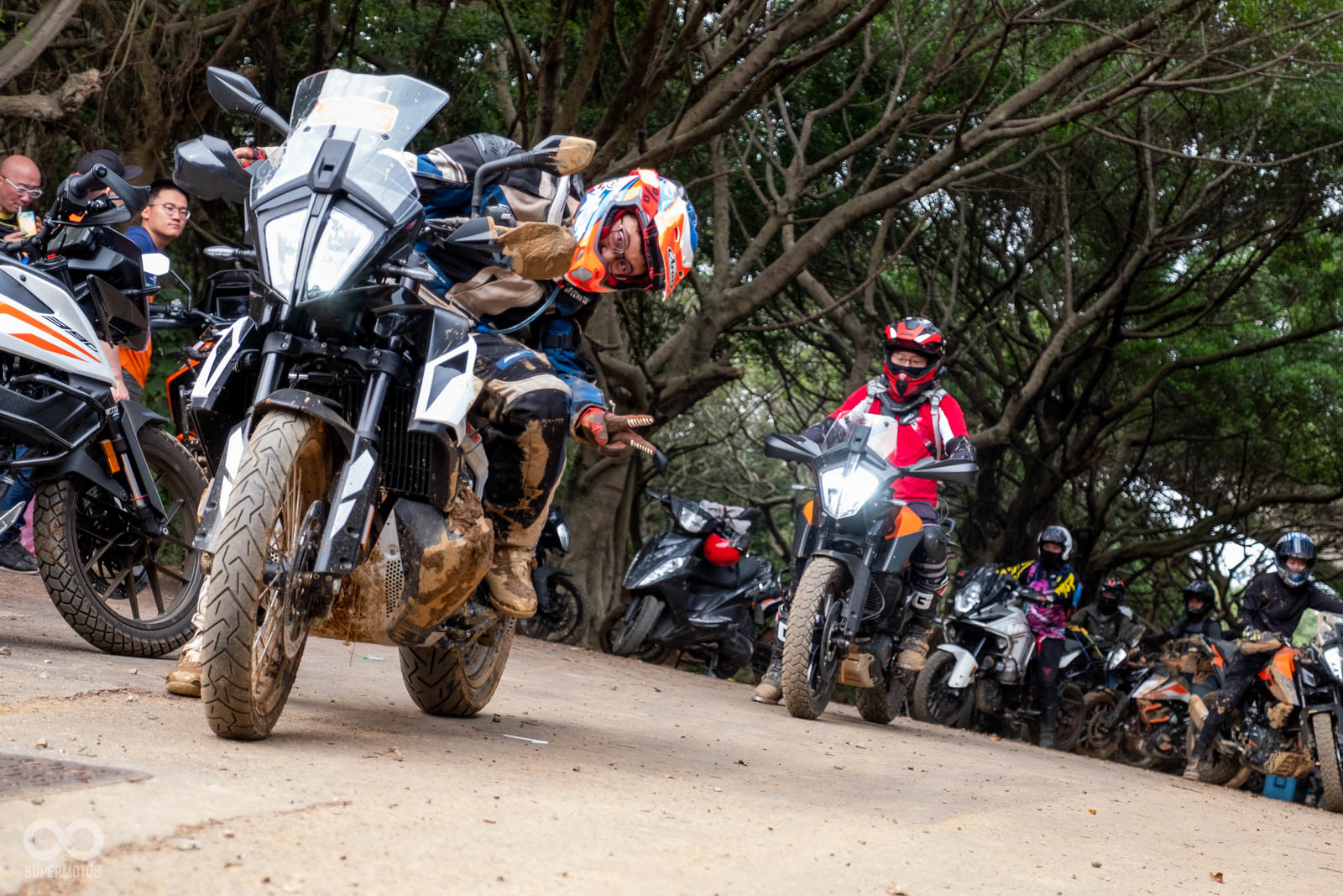 現場由專業教練帶著車主們進入林道體驗越野樂趣