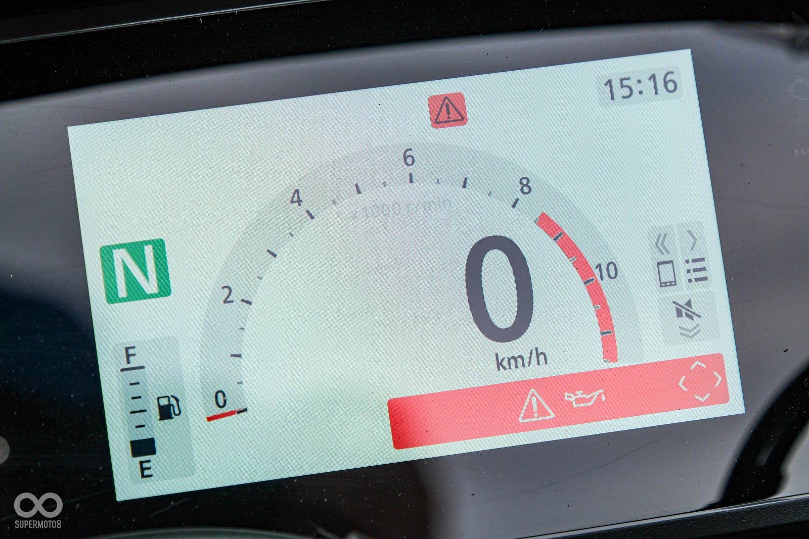 升級TFT儀表是這次重點之一,螢幕右下角可以看到十字鍵控制的功能項目,使用相當直覺