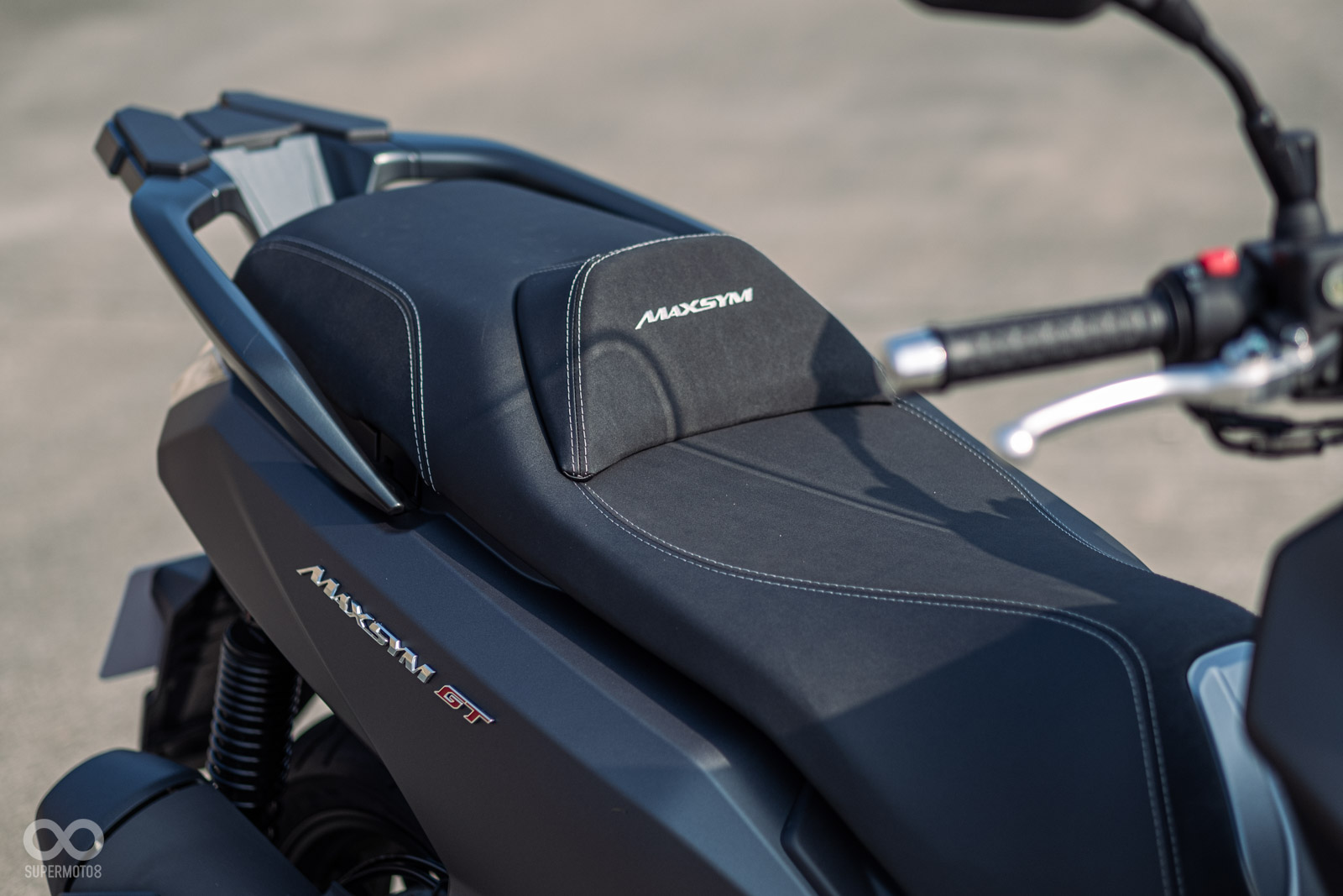 坐墊後方具有腰靠設計,筆者180身高恰到好處,把手位置與椅墊配合得宜