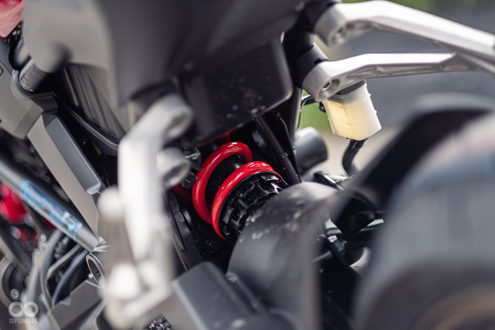 七段預載可調中置單槍後避震