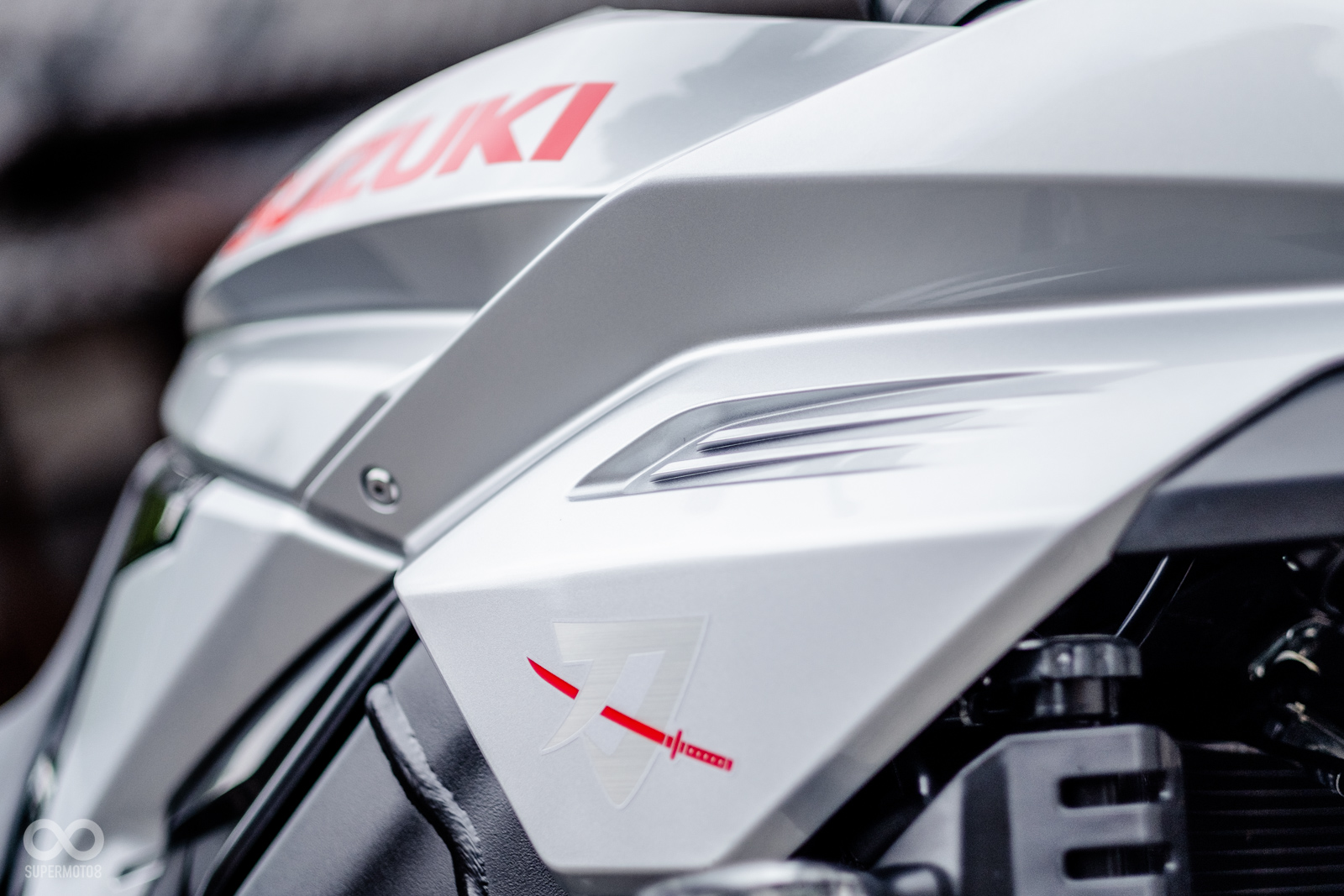 車身側面的半整流罩上,也印有“刀”的字樣