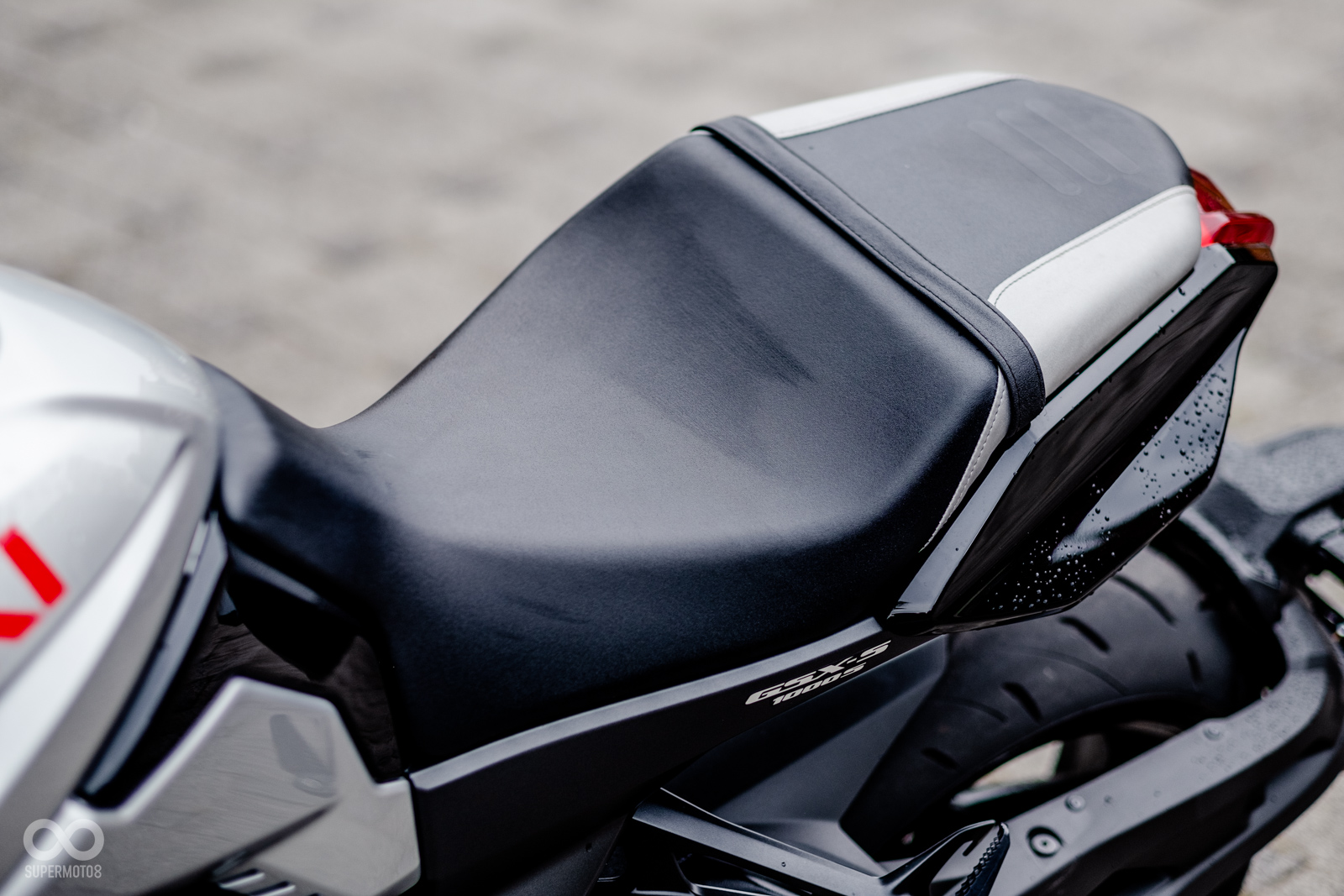 坐墊切削得相當舒適,後座也採用跳色搭配讓車尾視覺看起來更為收窄