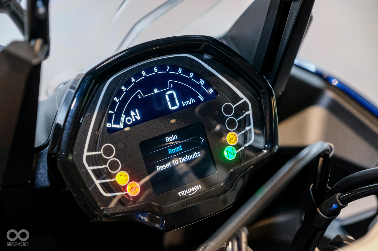 具備兩種騎乘模式，能切換不同油門反應、循跡介入；TCS系統也能完全關閉