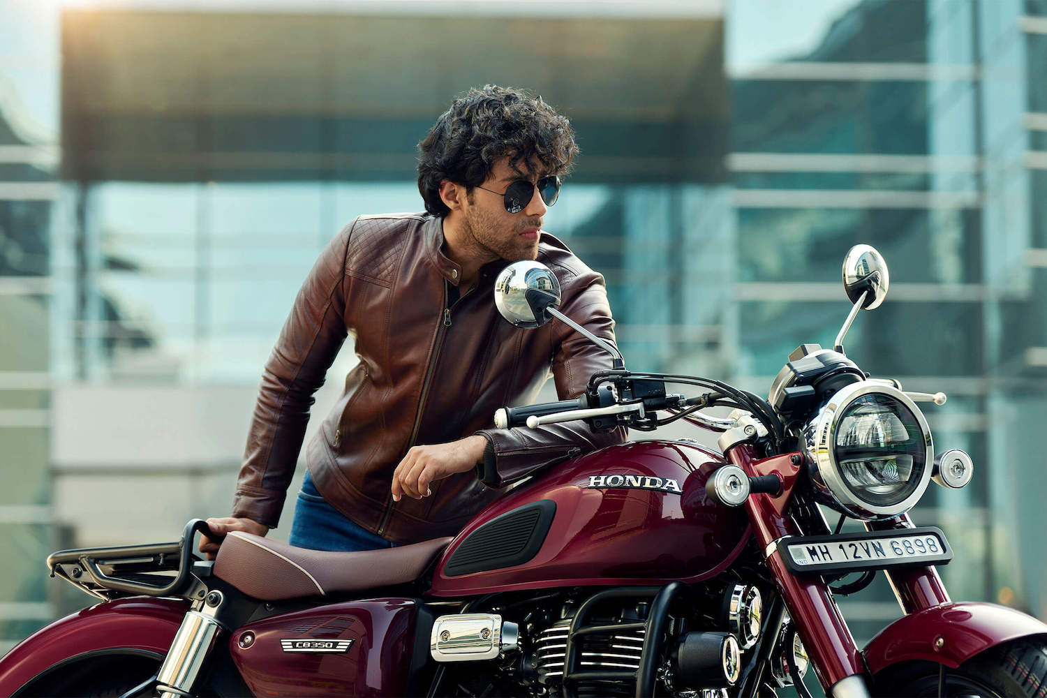 經典的圓燈配上全新的金屬前叉外管設計，整台車更像1950年代的英倫街車