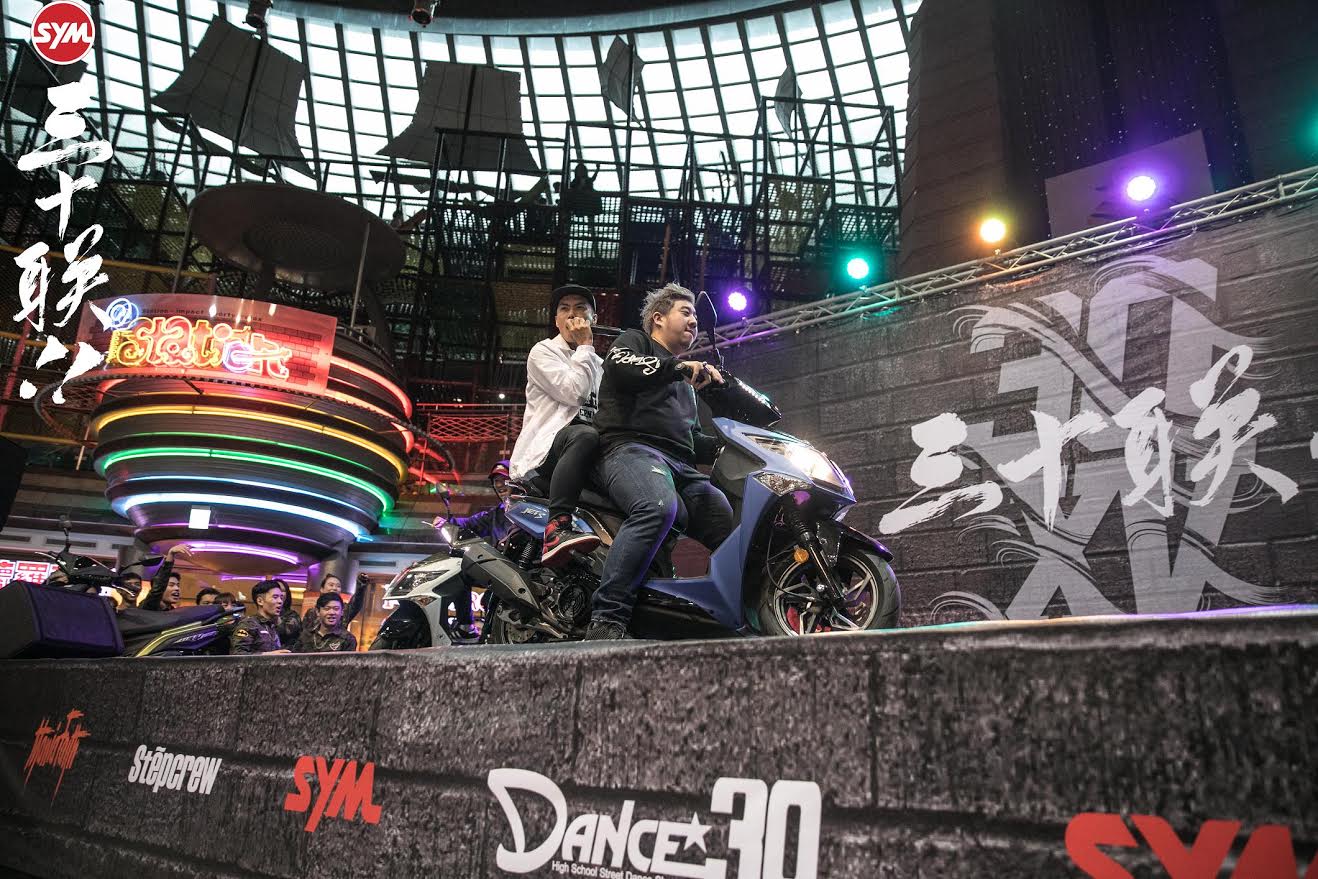 主持人騎著 JETS 帥氣豋場