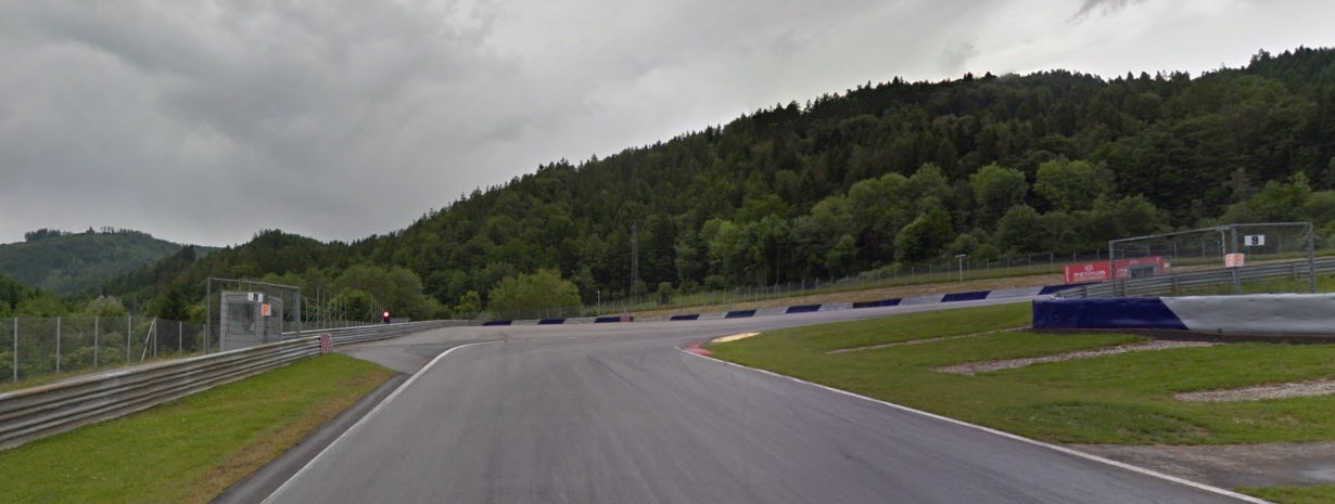 從google地圖中可以明顯看出緩衝區非常的短,當煞車延遲過頭將不只是衝出跑道那麼簡單