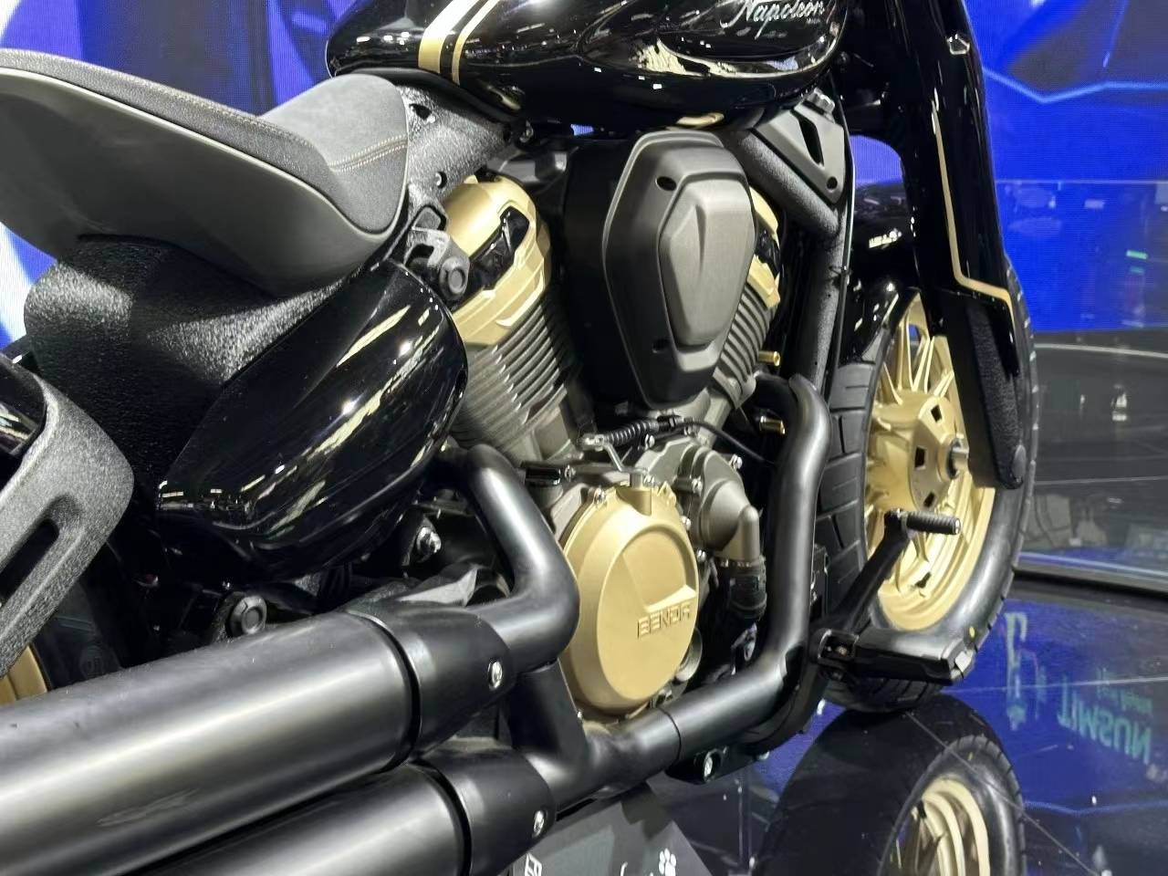 448c.c.的V型雙缸引擎，擁有50HP馬力和45Nm扭力