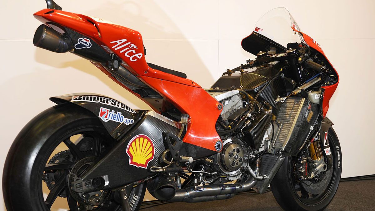 過去MotoGP賽場上也曾經短暫出現過碳纖維車架，但由於剛性太強反而導致車輛操控不佳，最終又回歸鋁合金車架設計