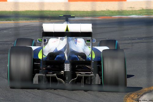 Brawn GP(現Mercedes GP Petronas F1 Team)所使用的雙層擴散器引發相當大的爭議
