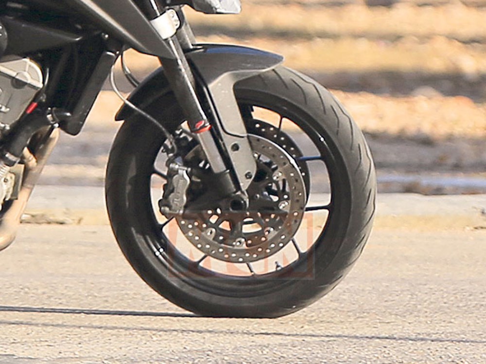 煞車採用J.Juan所生產的輻射對四卡鉗,而非BREMBO或是BYBRE製品