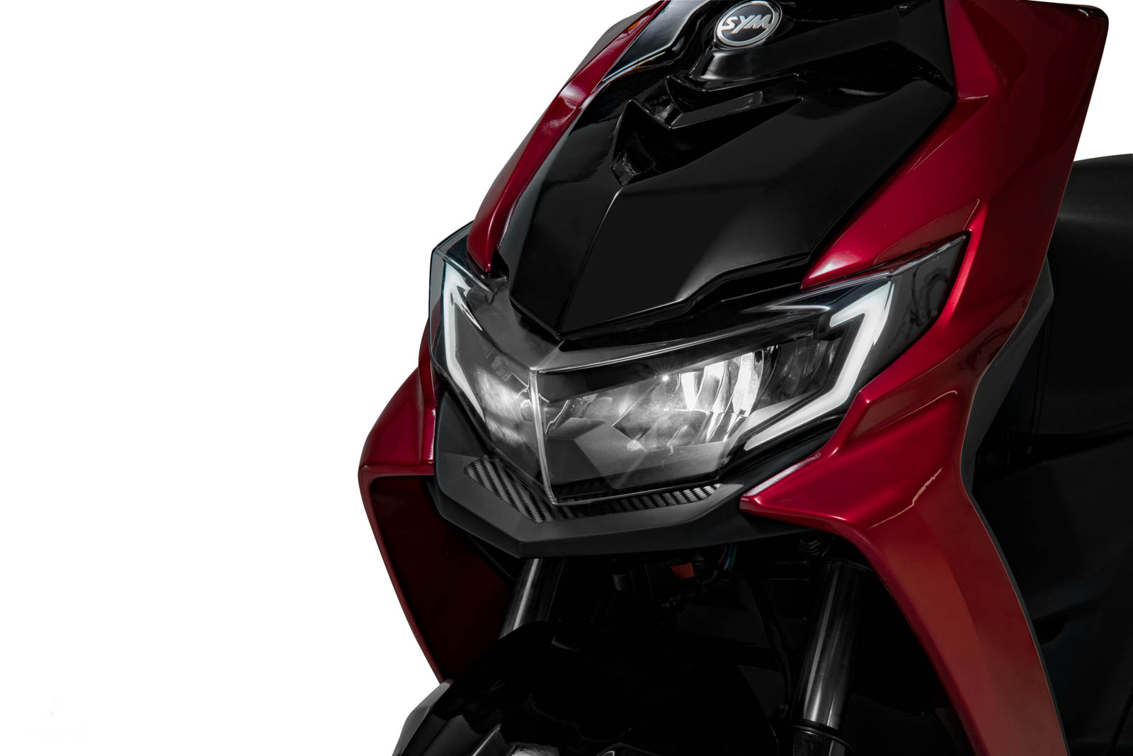 大燈使用全新外型設計，內部採用LED燈具