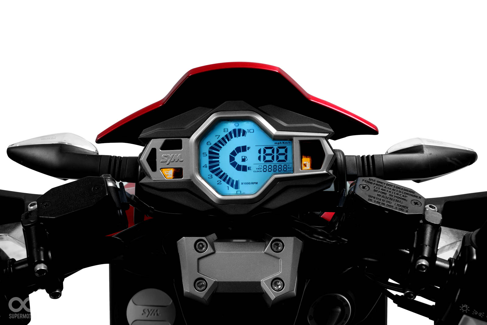 全新的LCD儀表散發濃厚的冒險氣息